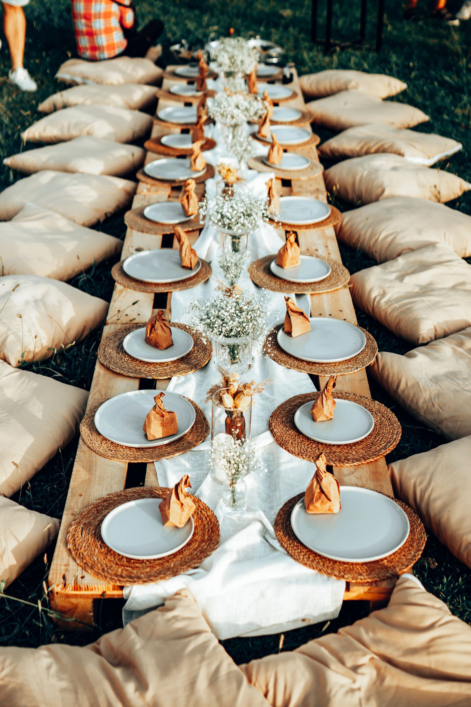 Repas dressé sur des palettes en bois, en extérieur
